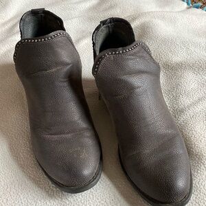 very G Gray size 8.5 Ankle boots